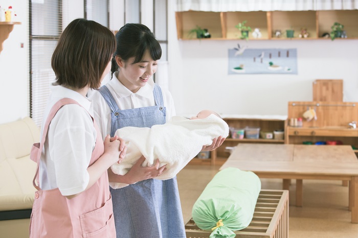 赤ちゃんの保育をする2人の保育士