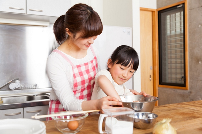 子どもと料理をする女性