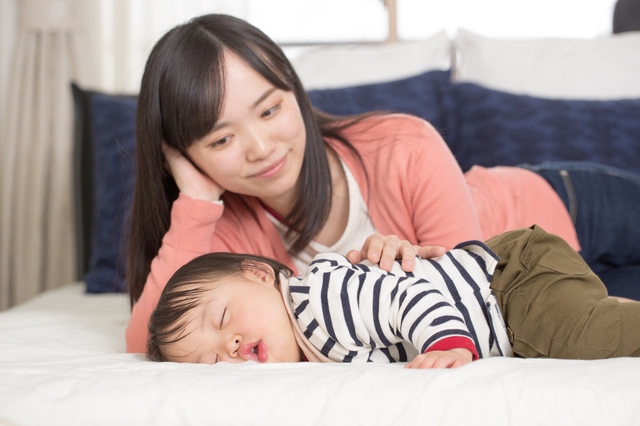 子供を寝かしつける女性