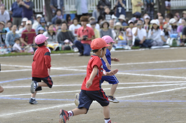 かけっこしている幼児達