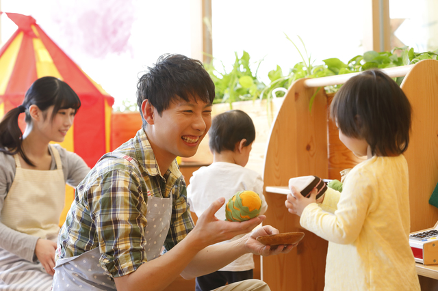 乳幼児と遊ぶ保育士達