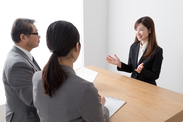 円満な退職のために話し合う3人の男女