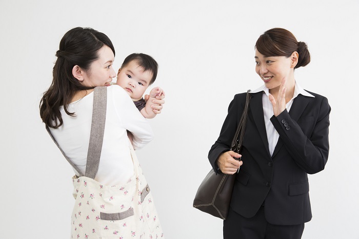 母親から子どもを預かるベビーシッター