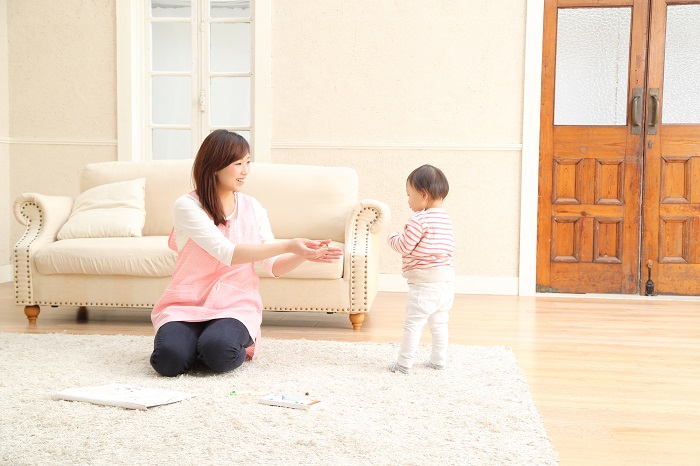 自宅で保育をする女性と子ども